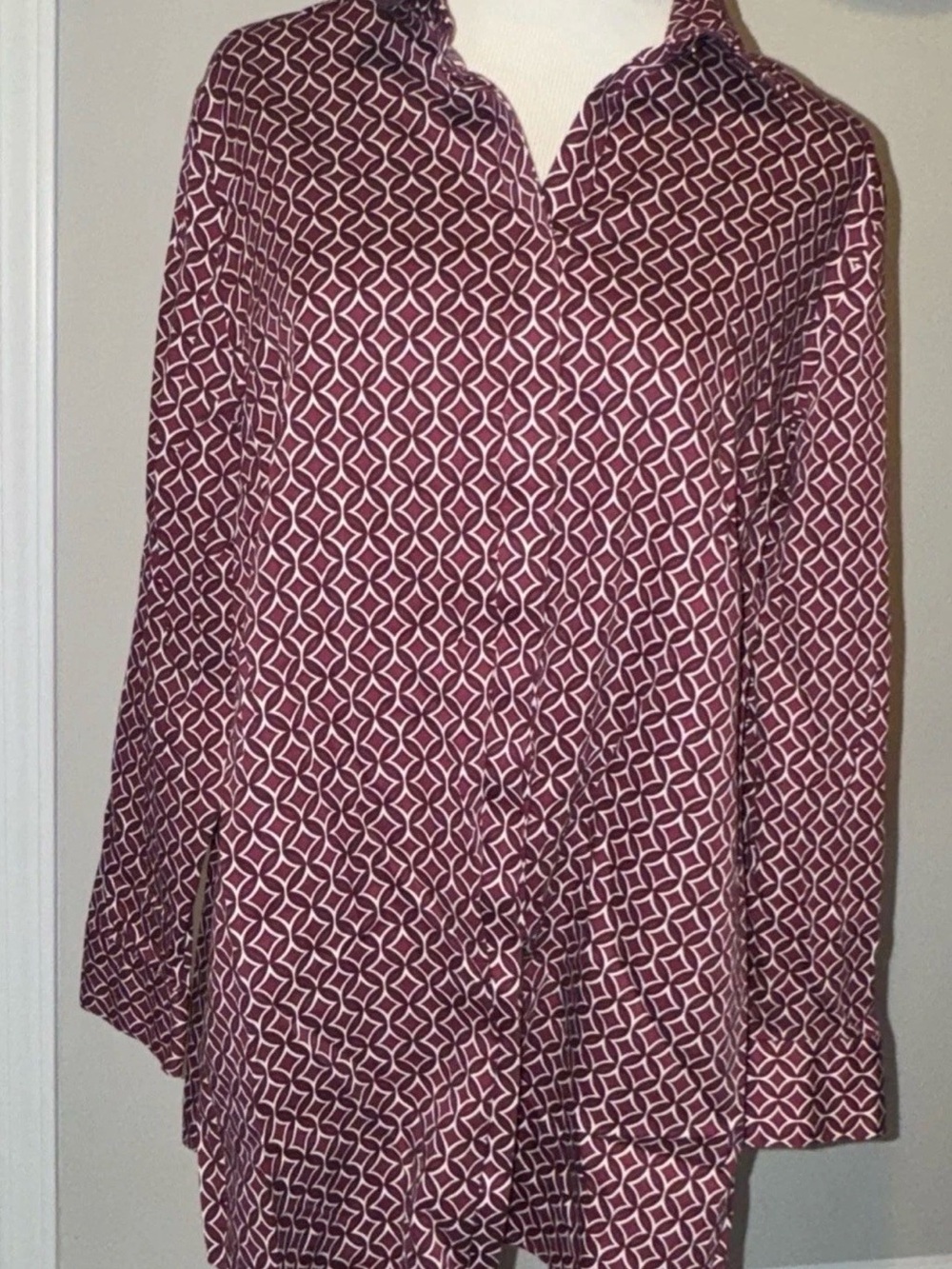 Chico's 2 (12-14) Wrinkle Resistant Burgundy White Geometric Print Shirt Cotton